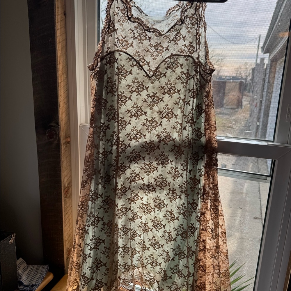 Cream Slip Dress with Sweetheart Neckline and Sleeveless Design for Cocktail